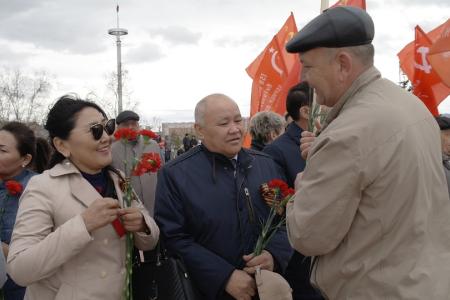 Коммунисты Забайкалья прошли в Бессмертном полку с копиями Знамени Победы