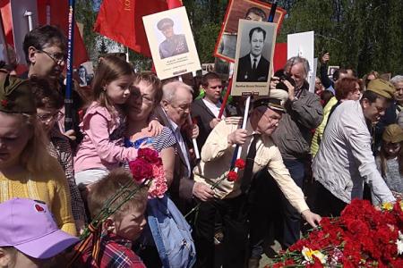 Ярославские коммунисты прошли под флагами Победы и СССР