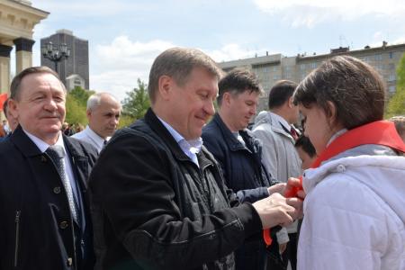 «Пионер — значит первый!». Более 500 новосибирским школьникам повязали красные галстуки