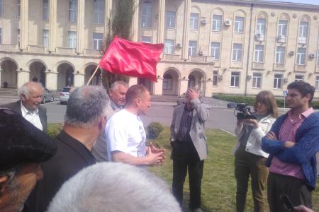 Лидер грузинских коммунистов Темур Пипия был задержан за флаг Победы