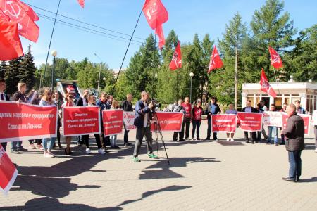 Пикет южноуральского комсомола: "Руки прочь от Грудинина!"