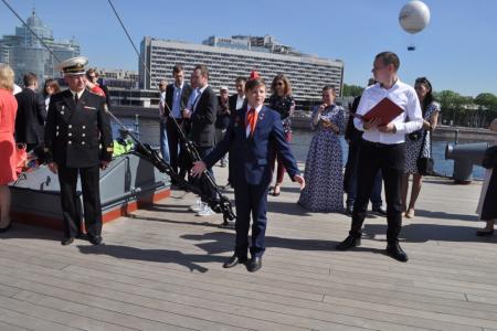 Пионерская линейка на крейсере революции: Делу Ленина верны!