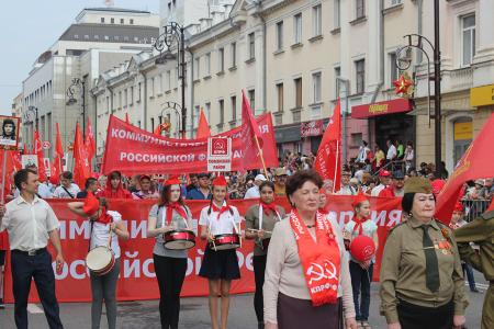 В День Победы коммунисты под барабанную дробь прошли в едином строю по главной улице Тюмени