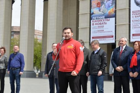 «Пионер — значит первый!». Более 500 новосибирским школьникам повязали красные галстуки