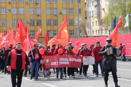 Самарские коммунисты и комсомольцы вышли на торжественную демонстрацию