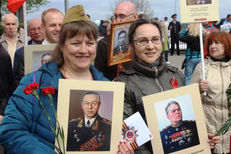Ярославские коммунисты прошли под флагами Победы и СССР