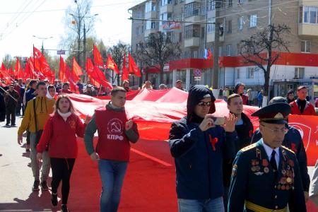 1 мая знамена КПРФ украсили улицы Чебоксар