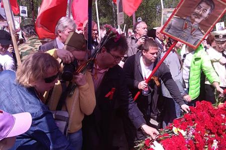Ярославские коммунисты прошли под флагами Победы и СССР