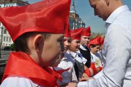Пионерская линейка на крейсере революции: Делу Ленина верны!