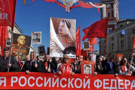 Красный День Победы. Колонна коммунистов, ветеранов и комсомольцев прошла по Невскому проспекту в Санкт-Петербурге