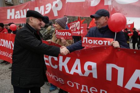 «Наш мэр — Локоть»: Новосибирские коммунисты приняли участие в Первомайском митинге