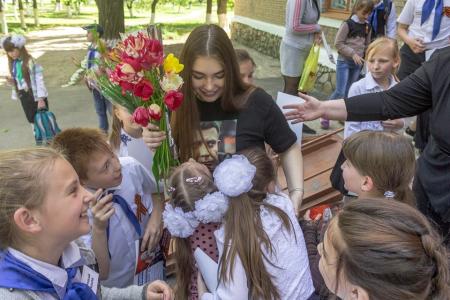 Марьяна Наумова посетила более 100 школ на Донбассе