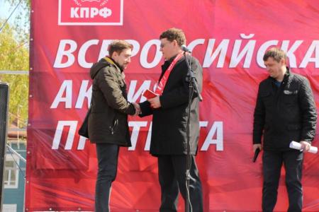 Самарские коммунисты и комсомольцы вышли на торжественную демонстрацию