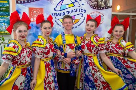 «Земля талантов» в Омске: советская классика на сцене Кировского Дворца культуры