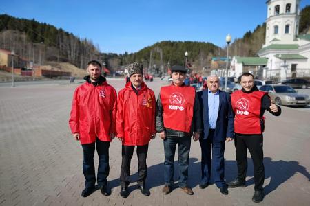 Открытое партсобрание КПРФ Югры прошло на площади Свободы в Ханты-Мансийске  
