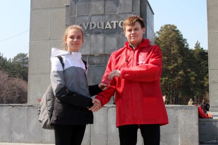 Южноуральский комсомол провёл красную пробежку под лозунгом «Цвет Победы – Красный!»