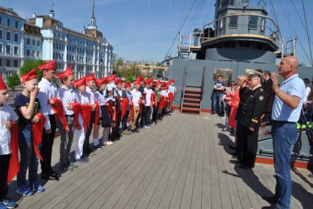 Пионерская линейка на крейсере революции: Делу Ленина верны!