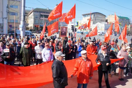 Под Красным знаменем борьбы. Первомайская демонстрация в городе Иваново