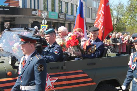 Коммунисты Пскова стали участниками парада в честь Дня Победы советского народа 