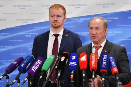 «Единороссы нас слушают, но не слышат».  В.Ф. Рашкин и Д.А. Парфенов выступили перед журналистами в Госдуме