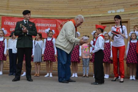 «С огнём пионерским в груди». В Севастополе отметили День пионерии праздничным концертом