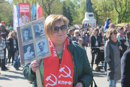 Коммунисты Пскова стали участниками парада в честь Дня Победы советского народа 