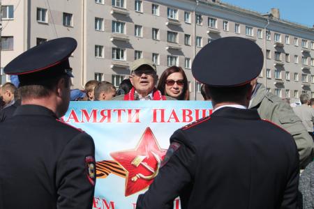 Коммунисты Пскова стали участниками парада в честь Дня Победы советского народа 