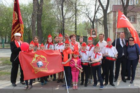 В День Победы коммунисты под барабанную дробь прошли в едином строю по главной улице Тюмени