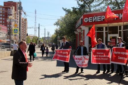 Пикет южноуральского комсомола: "Руки прочь от Грудинина!"