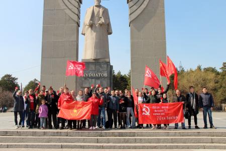 Южноуральский комсомол провёл красную пробежку под лозунгом «Цвет Победы – Красный!»