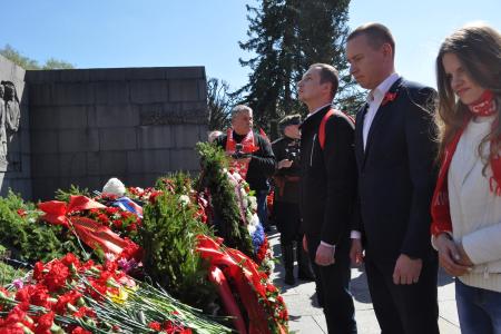 Санкт-Петербург. Возложение цветов на Пискарёвском мемориальном кладбище