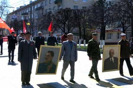 1 мая знамена КПРФ украсили улицы Чебоксар