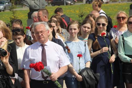 Ярославские коммунисты возложили цветы к памятнику павших в годы войны финансистов