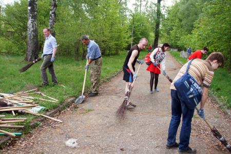 Ивановские коммунисты и комсомольцы провели субботник на Мемориале-захоронении старых большевиков