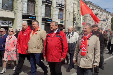 В Воронеже на первомайской демонстрации  коммунисты потребовали пенсионерам достойной жизни, а молодежи – достойного будущего
