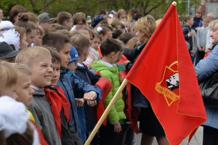 «Пионер — значит первый!». Более 500 новосибирским школьникам повязали красные галстуки