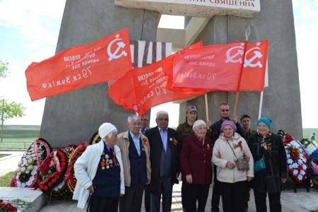 Коммунисты Калмыкии почтили память павших в боях за Родину