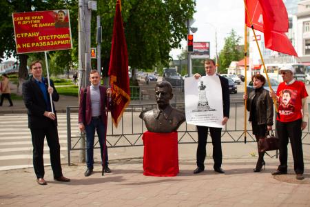 Коммунисты Орла провели пикет в защиту исторической памяти