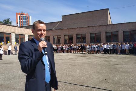 Рязанские коммунисты поздравили школьников на последних звонках