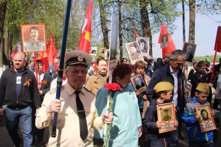 Ярославские коммунисты прошли под флагами Победы и СССР