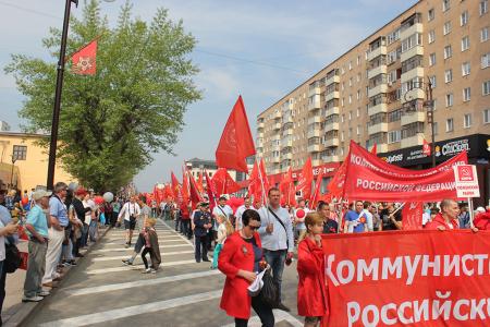 В День Победы коммунисты под барабанную дробь прошли в едином строю по главной улице Тюмени