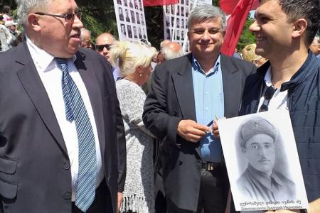 Лидер грузинских коммунистов Темур Пипия был задержан за флаг Победы