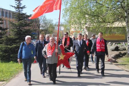 Коммунисты Пскова почтили память советских воинов и партизан