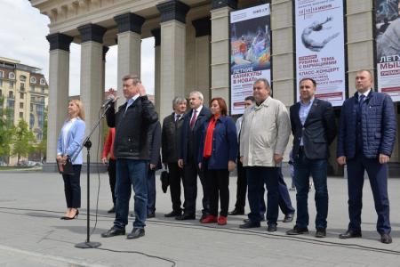 «Пионер — значит первый!». Более 500 новосибирским школьникам повязали красные галстуки