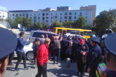 Лидер грузинских коммунистов Темур Пипия был задержан за флаг Победы