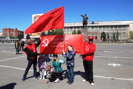 Саратовцы поддержали интернет-акцию КПРФ «Цвет Победы – красный!»
