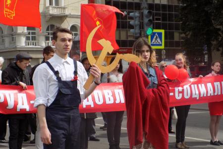 В Воронеже на первомайской демонстрации  коммунисты потребовали пенсионерам достойной жизни, а молодежи – достойного будущего