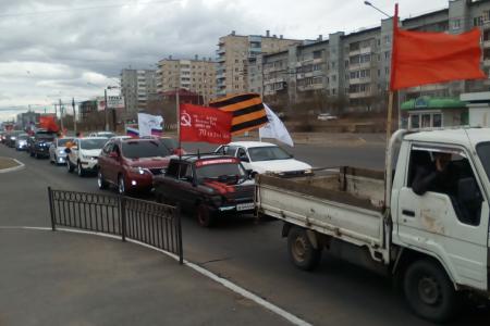 Коммунисты Забайкалья прошли в Бессмертном полку с копиями Знамени Победы