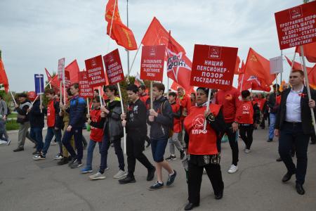 Астраханские коммунисты приняли участие в общегородском митинге профсоюзов