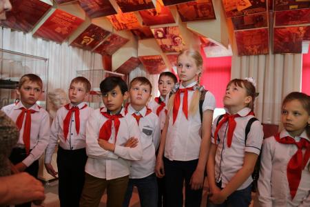 Омская область. Калачинские школьники побывали на экскурсии в музее пионерии